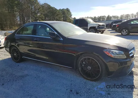 2021 Mercedes-Benz C 300 z USA, uszkodzony, nr VIN W1KWF8DB8MR652486